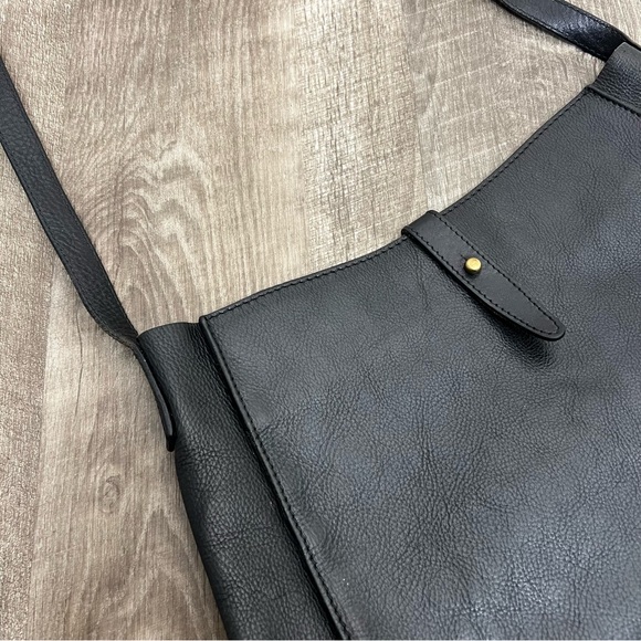 L.L. Bean Black Italian Leather Shoulder Bag - Picture 4 of 14